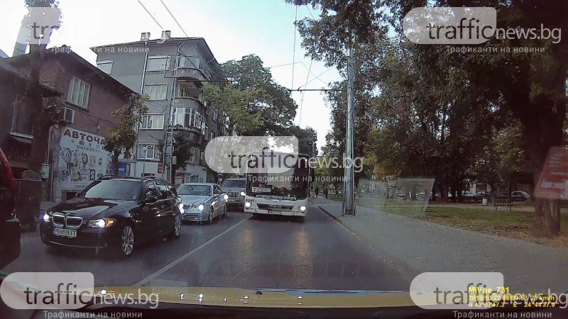 На косъм от катастрофа! Автобус кара в насрещното в Пловдив в опит да заобиколи тапа