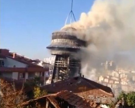 Голям пожар избухна в Астрономическия център в Анкара