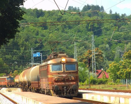 Локомотив на товарен влак се запали в движение край Попово