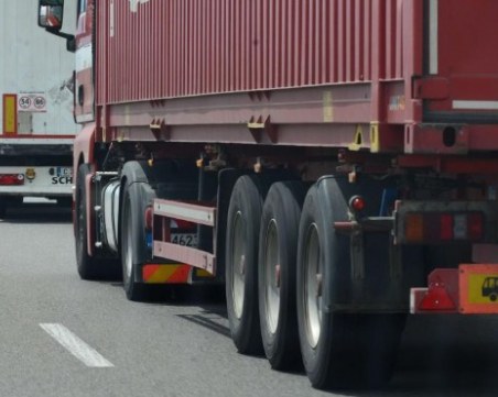 Откриха 41 мигранти, скрити в хладилен камион в Гърция