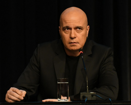 Слави Трифонов регистрира партията си в съда