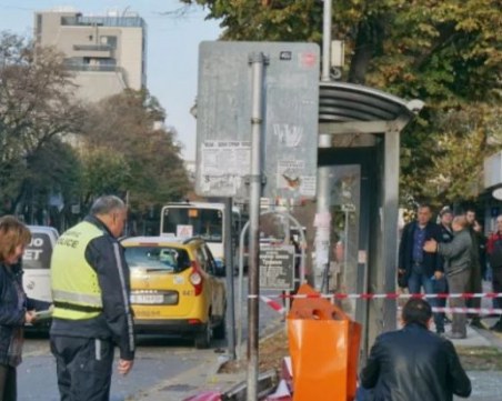 След като кола се вряза в спирка: Две тийнейджърки и млад мъж са в болница