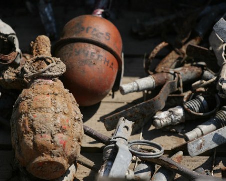 Спипаха мъж с взривни вещества, наркотици и незаконни боеприпаси