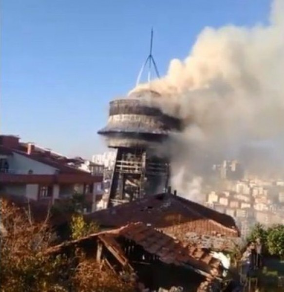 Голям пожар избухна в Астрономическия център в Анкара