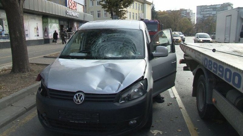Шофьорът, врязал се в спирка във Варна, заспал зад волана