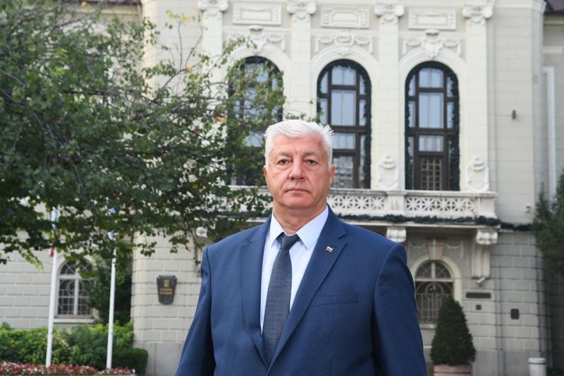 Здравко Димитров с първи брифинг като кмет, взима ключовете за Общината от Тотев след седмица