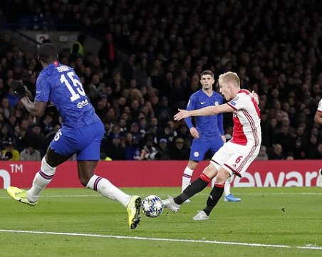 Аякс удържа Челси с 9 души в невиждан голов трилър