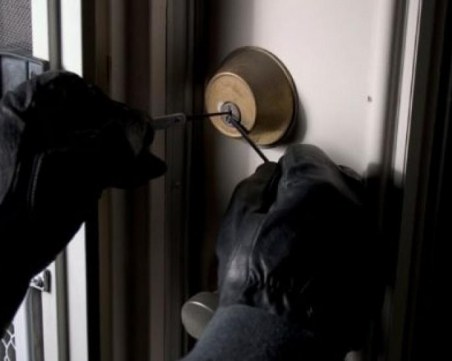 Апаши обраха козметичен магазин в Раковски, задигнаха и 2 бона от къща