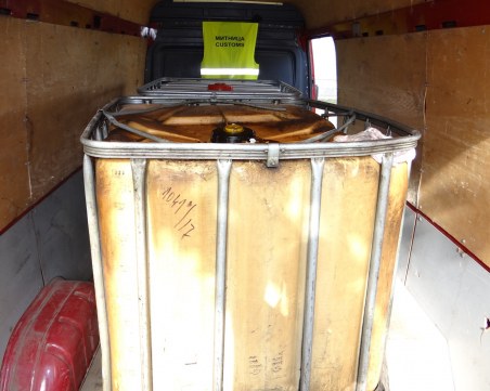 Хванаха над тон незаконно дизелово горива на тир паркинг