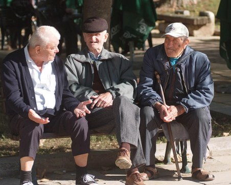 Няма да вдигат възрастта за пенсиониране - остава 65 години до 2037 година