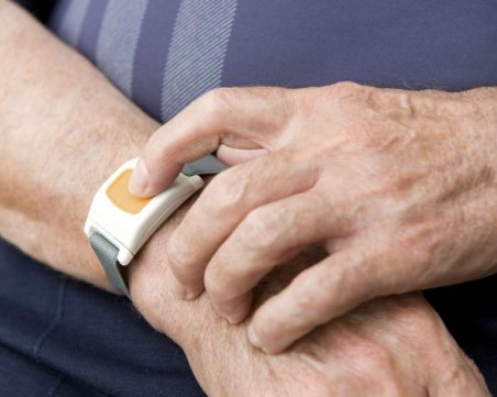 Раздават SOS бутони на самотни възрастни хора с увреждания