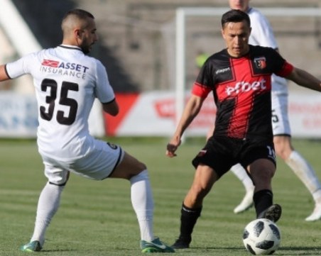 Спорна дузпа спря Локо за историческа победа