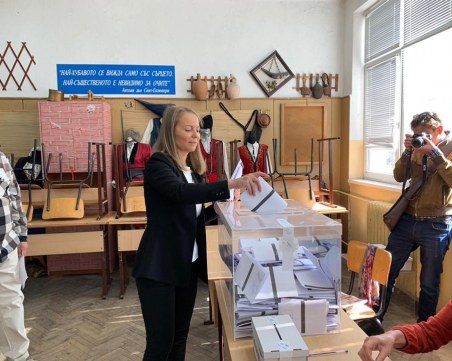 Демократична България: Призоваваме МС да отстрани Дани Каназирева