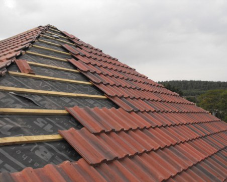 Майстори на покриви станаха рекетьори, заплашват с незавършен ремонт