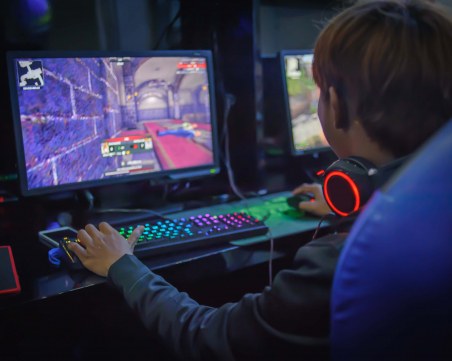 Момче получи инсулт заради видеоигри, не искало да става от компютъра