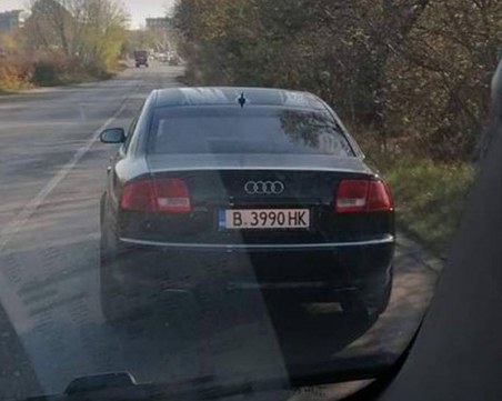 Наглец с ауди набива спирачки пред линейка