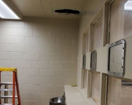 Обвинени в убийство се измъкнаха от затвор през малка дупка в таван