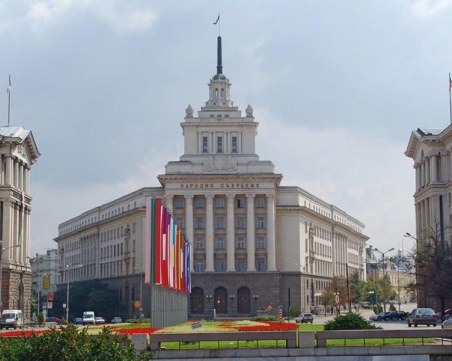 Още 20 млн. ще глътне ремонтът на Партийния дом, депутатите се местят там най-рано след 2 г.