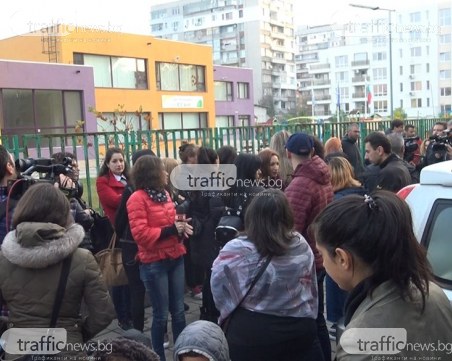 Десетки се събраха пред детска градина