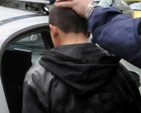 Хванаха двама тийнейджъри, опитали да се да ограбят четири деца