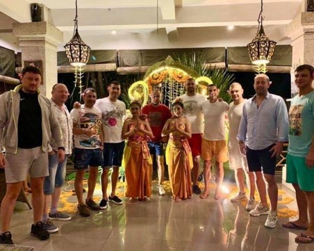 Известни пловдивски бизнесмени развяха българското знаме на най-високия връх в Бали