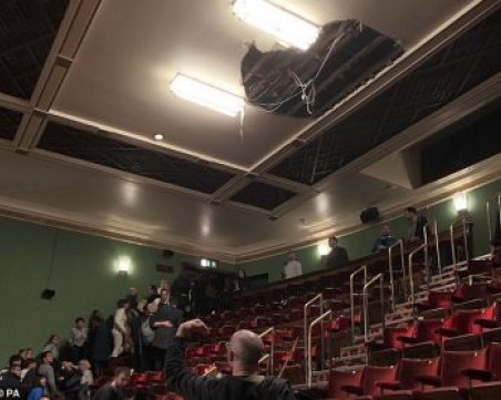 Рухна част от тавана на лондонски театър 