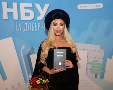 Скандалната Нора Недкова сложи тога! Дипломира се
