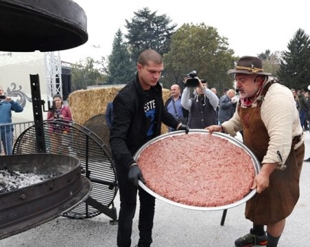 Ути Бъчваров прави 50 кг бургер за 