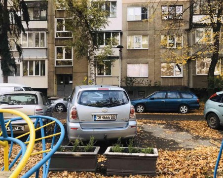 Кашпи спасиха детски площадки в София от паркирани коли