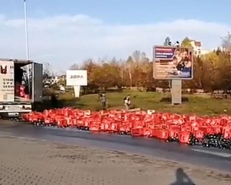 Каси бира заляха изхода на Велико Търново в посока София, тир самокатастрофира