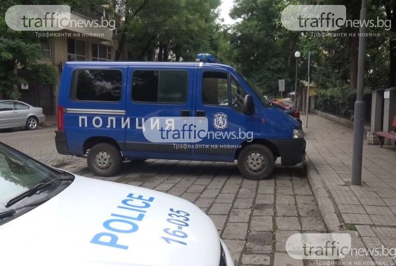 Спецакция в Пловдив! Униформени задържаха седем дилъри по време на сделка, иззеха солидно количество дрога