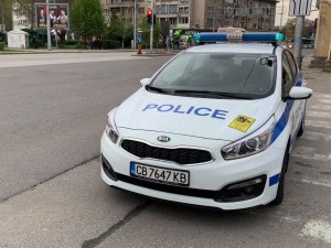 Кола се заби в ограда на
