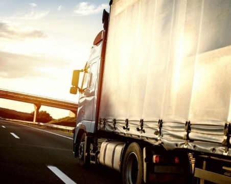 Камион с фураж отнесе спирка в търновско село