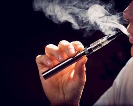 Откриха коя съставка предизвиква тежки заболявания при употребата на електронни цигари