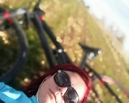 Певицата София Георгиева се потроши с велосипед, обмисля да съди Община Перник