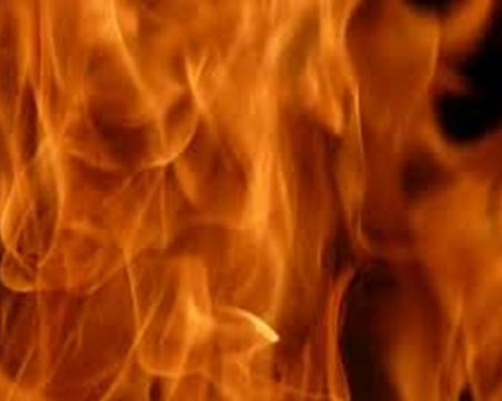 Пламна покривът на сградата на арменския парламент