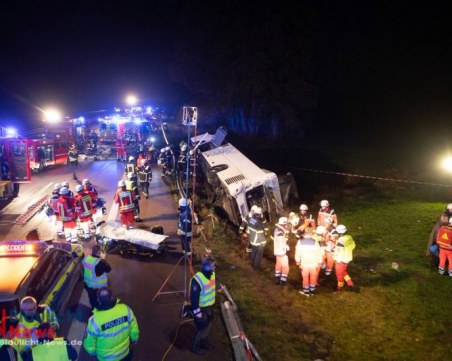 Туристически автобус се преобърна в Германия, над 30 души пострадаха