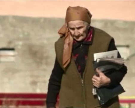 83-годишна пощальонка ходи всеки ден по 40 км, за да върши работата си