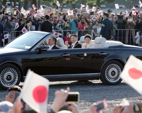 Десетки хиляди японци приветстваха новия си император