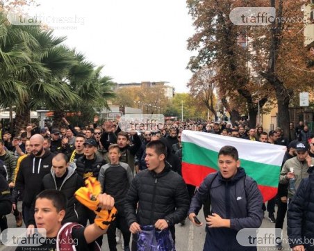 Феновете на Ботев протестираха и пред общината в Пловдив