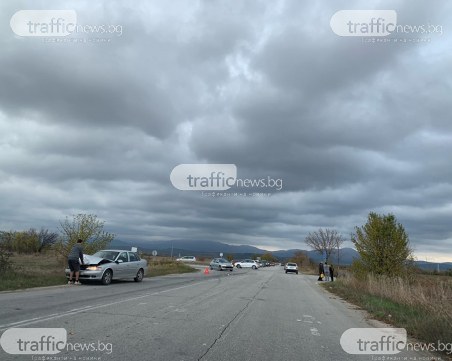 Кола изхвърча в канавка край пътя Пловдив-Хисаря