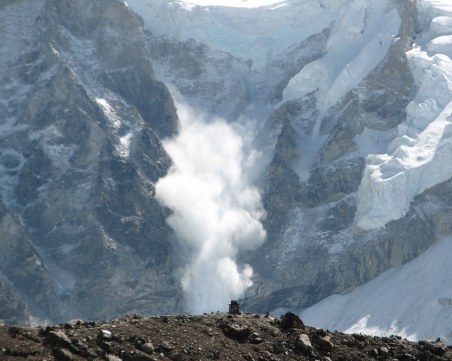 Лавина затрупа двама сноубордисти в Австрия