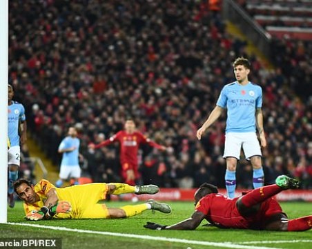 Ливърпул се откъсна на върха след бой над основния си контурент