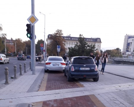 Нарушители паркират на велоалея , Общинска охрана вдига ръце