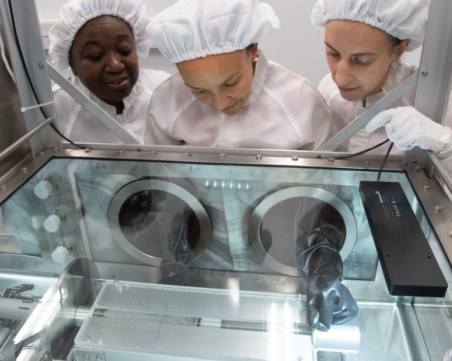 НАСА отвори недокосваният от 40 години контейнер с лунен грунт