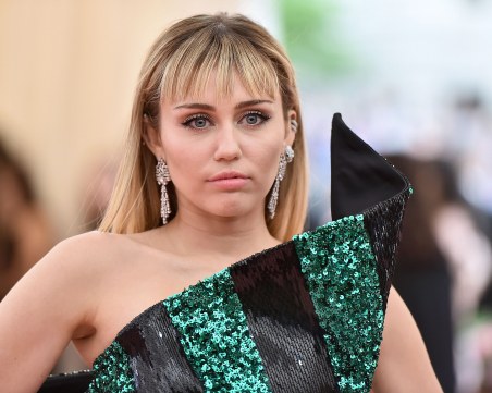 Оперираха гласните струни на Майли Сайръс