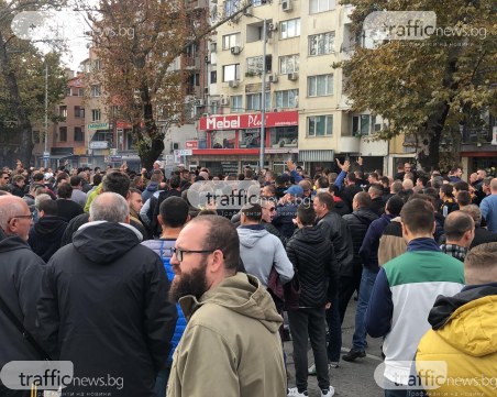 Стотици фенове на Ботев напомниха за Колежа