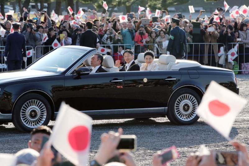 Десетки хиляди японци приветстваха новия си император