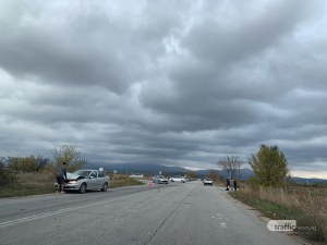 Кола изхвърча в канавка край пътя Пловдив-Хисаря
