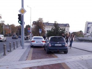 Нарушители паркират на велоалея , Общинска охрана вдига ръце